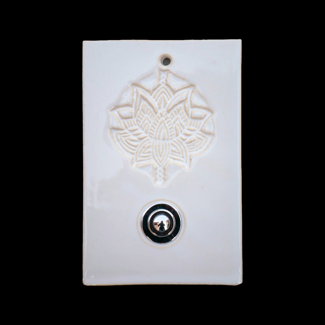 Rechteckige Keramik-Klingelplatte mit geprägtem Lotus-Blumenmuster und poliertem Chromknopf