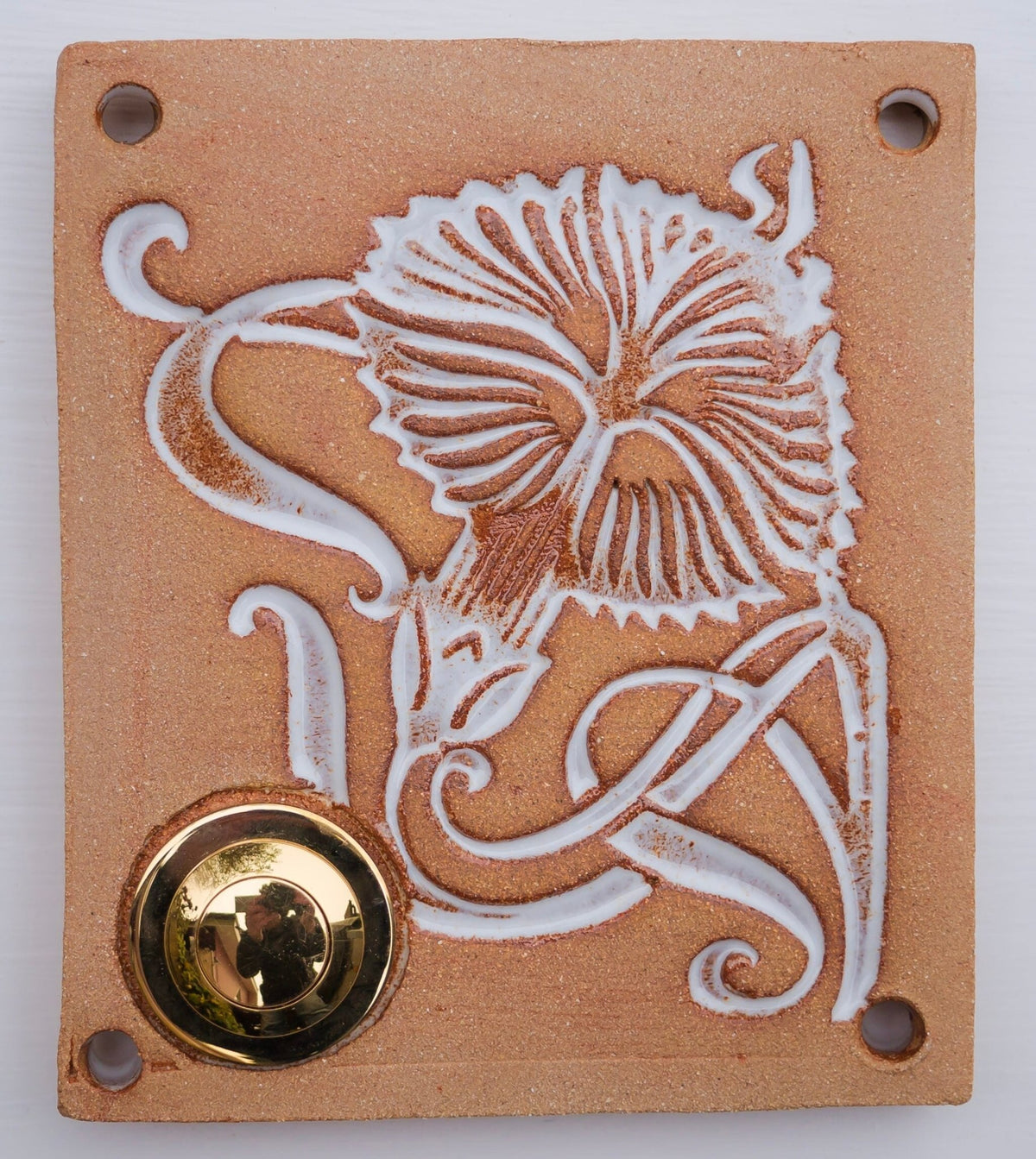 Eckige braune Keramik-Klingelplatte mit floralem Muster und goldenem Knopf