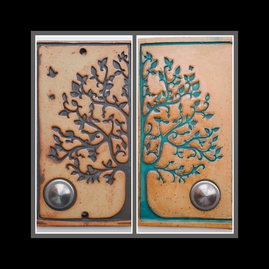 Handgefertigte Keramik-Türklingelabdeckung mit Lebensbaum-Motiv – rustikale Wandplatte in Natur- und Türkisoptik