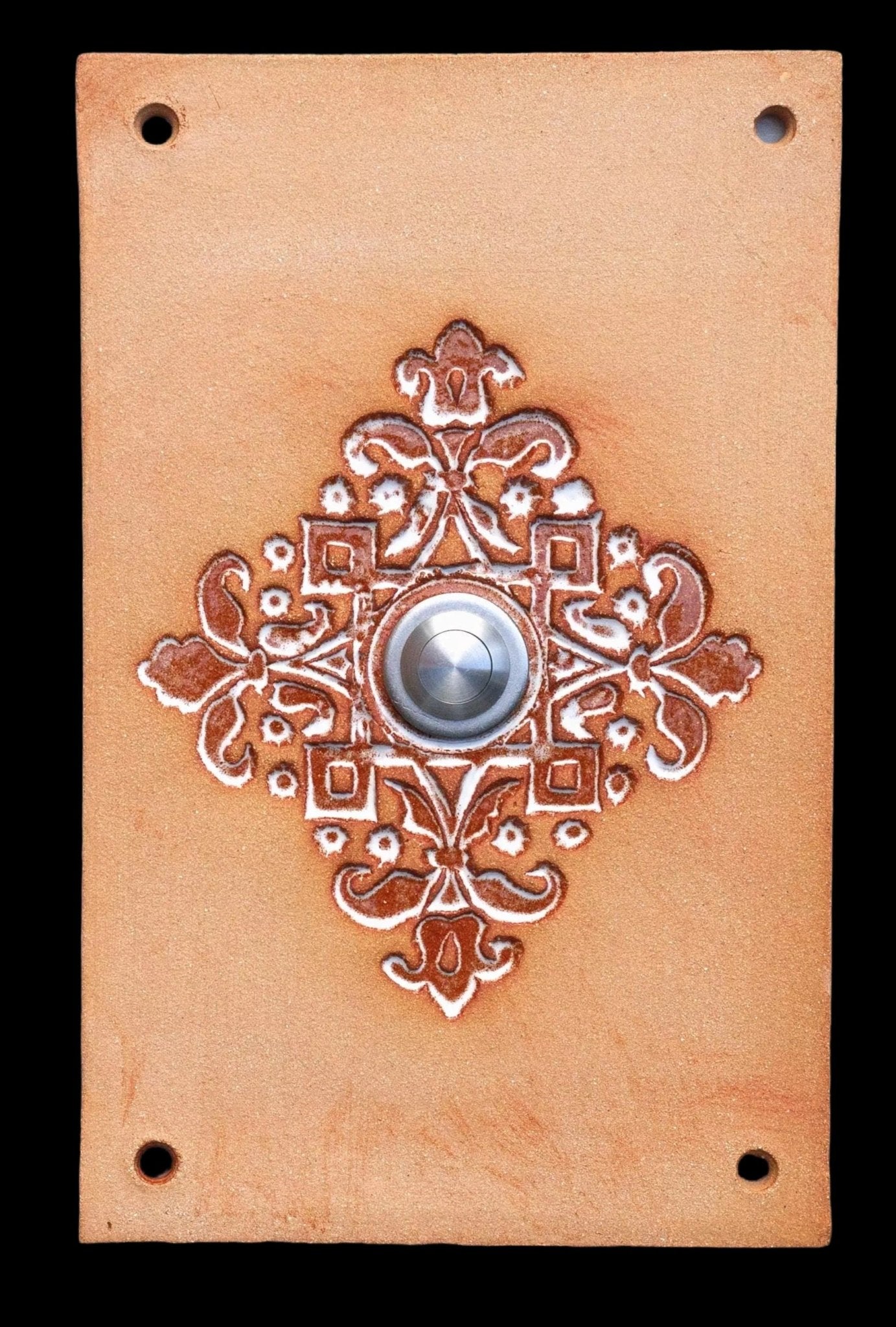Rechteckige keramische Klingelplatte in Terrakottafarbe mit ornamentaler Prägung in Blumenmotiven und mittigem Silberknopf