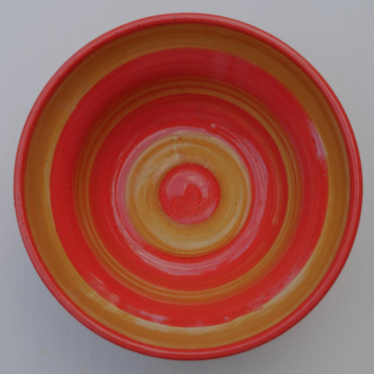 Handgefertigte Keramikschale mit rot-gelber Farbverlauf-Glasur – rustikale Töpferei Servierschale