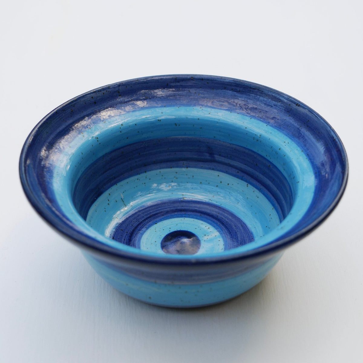 Handgefertigte Keramikschale mit blauem Farbverlauf-Glasur – rustikale Töpferei Servierschale