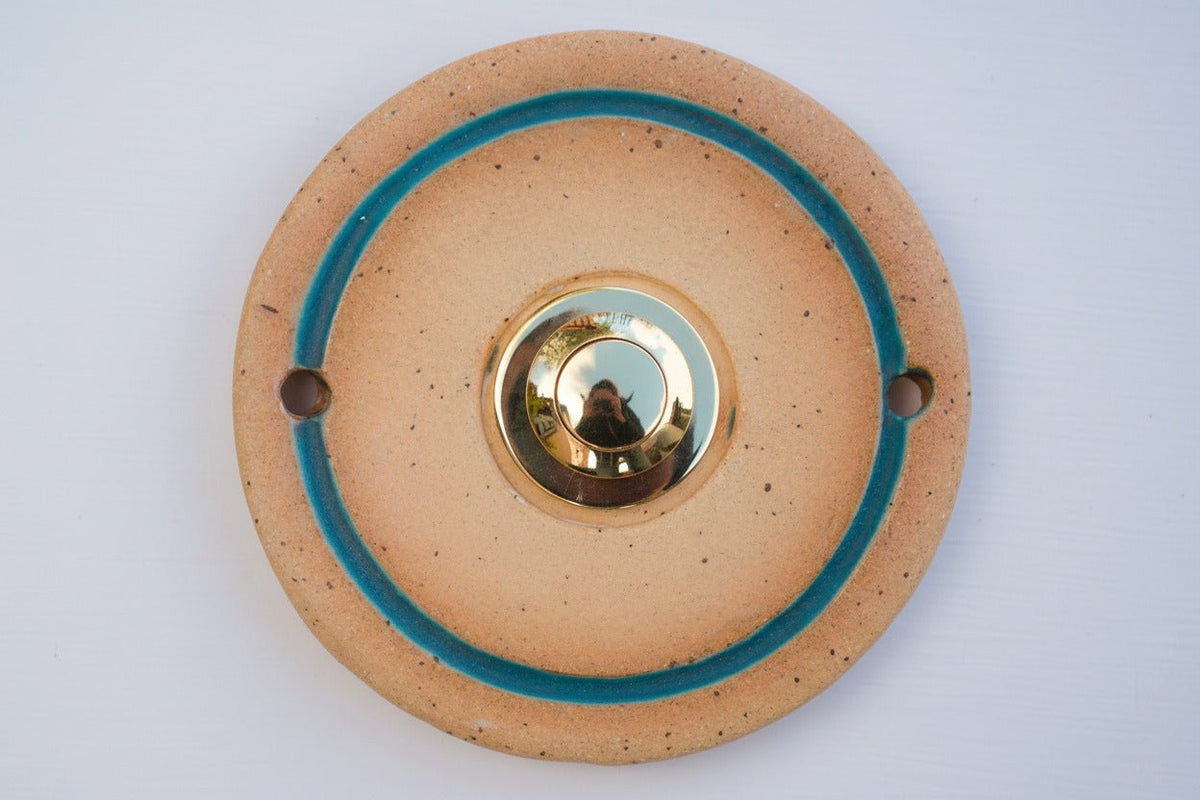 Runder Keramik-Klingelknopf in Beige mit türkisfarbenem Ring und polierter Messing-Mitte – rustikales handgefertigtes Design