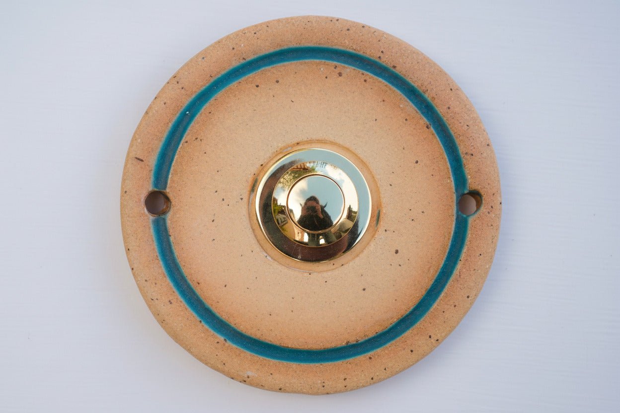 Runder Keramik-Klingelknopf in Beige mit türkisfarbenem Ring und polierter Messing-Mitte – rustikales handgefertigtes Design