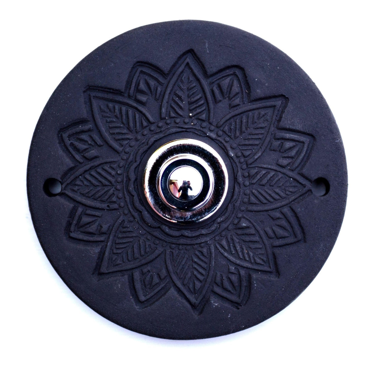 Runde dekorative Klingel mit geprägtem Mandala-Blumenmuster auf schwarzer Platte und silbernem Druckknopf in der Mitte