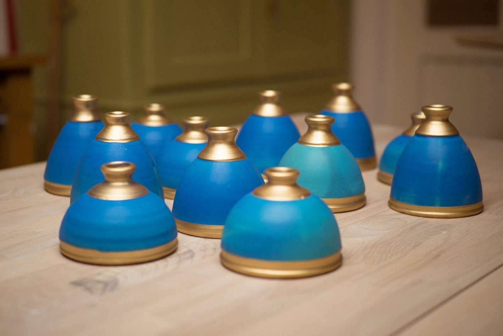 Handgefertigte Meisenknödel - Halterung aus Keramik – blaue Streifen, frostfest & wetterbeständig - Keramikwerkstatt Johanna Brückner