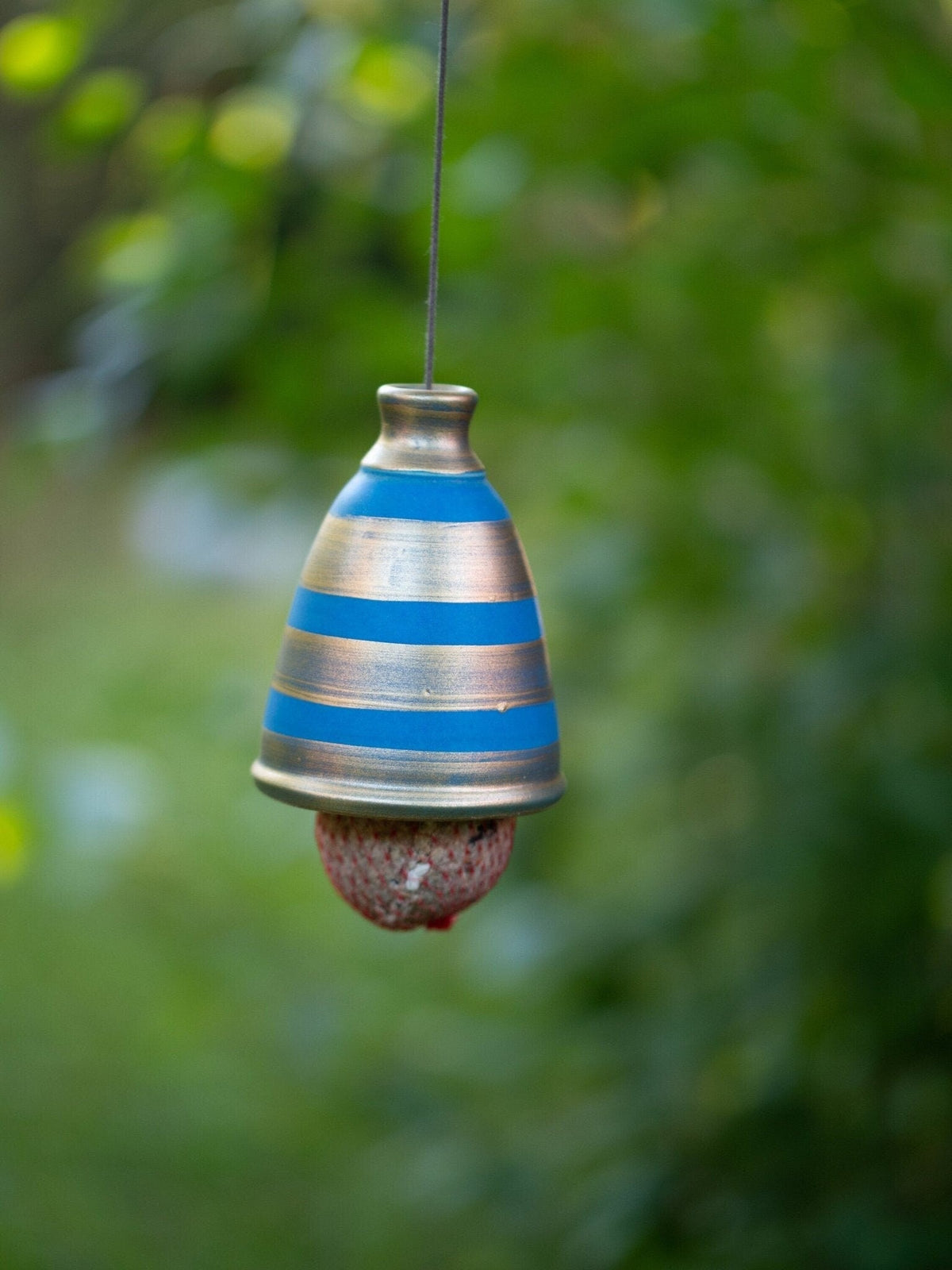 Handgefertigte Meisenknödel - Halterung aus Keramik – blaue Streifen, frostfest &amp; wetterbeständig - Keramikwerkstatt Johanna Brückner