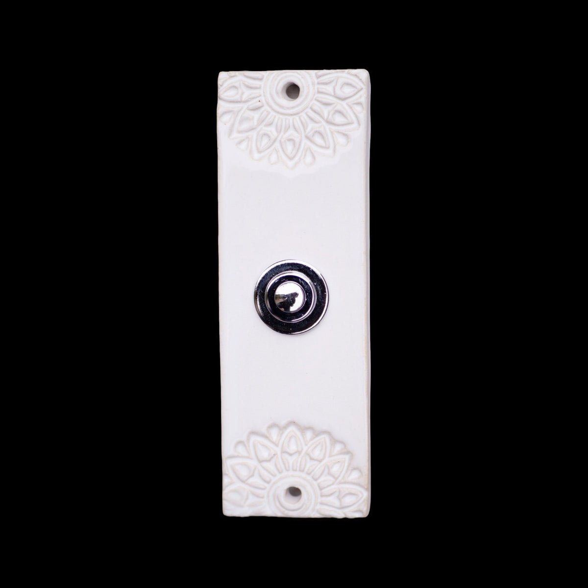 Handgefertigte weiße Keramik-Klingelplatte mit geprägtem Blumenmuster und silbernem Knopf – minimalistisches Eingangsdekor
