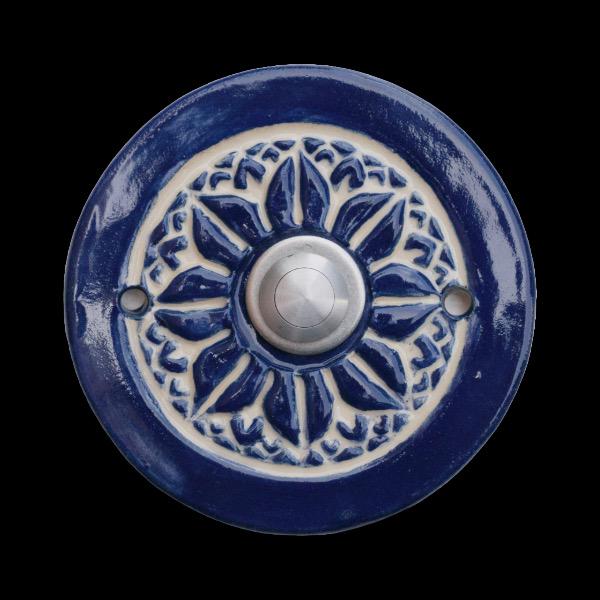 Stilvolle Keramiktürklingel in Tiefblau mit strahlendem Blumenornament und poliertem Druckknopf. Handgefertigt, langlebig und wetterfes