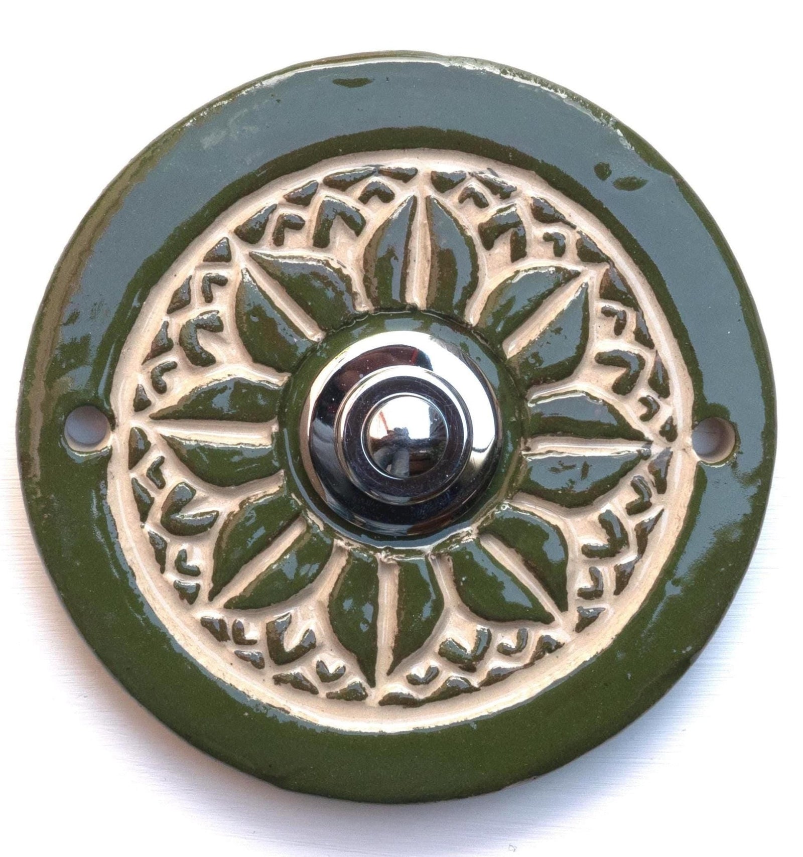 Elegante Keramiktürklingel in Grün mit kunstvollem Reliefmuster und poliertem Knopf. Handgefertigt, wetterfest und langlebig