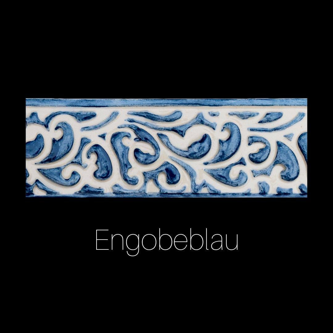 Keramikbordüre in Engobeblau mit floralem Ornamentmuster