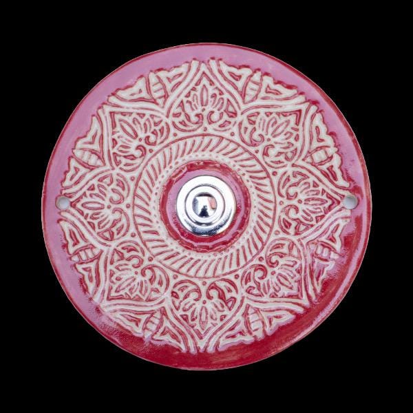 Elegante Keramiktürklingel in Rot mit feinem ornamentalem Mandala-Design und poliertem Druckknopf. Handgefertigt, langlebig und einfach zu montieren.