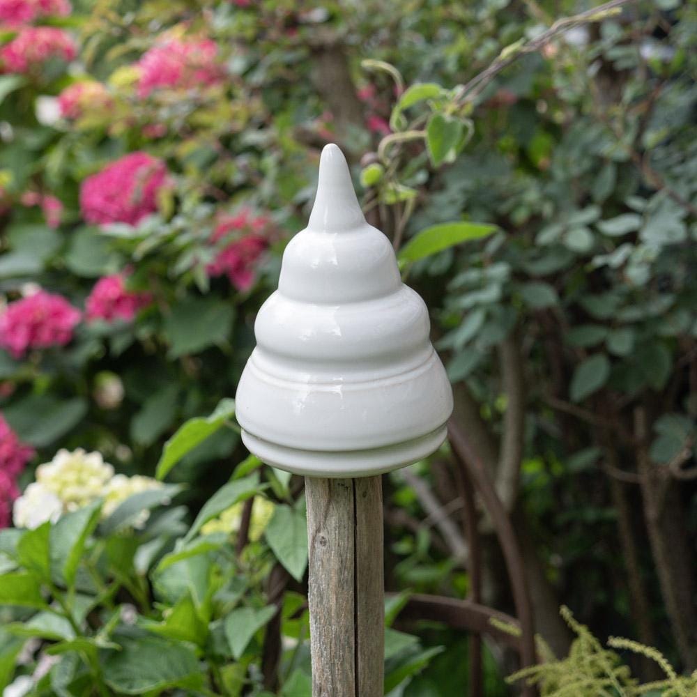 Handgefertigter Keramik - Gartenstecker / Keramik - Pfostenaufsatz – hellgrau, ca. 12 cm hoch - Keramikwerkstatt Johanna Brückner