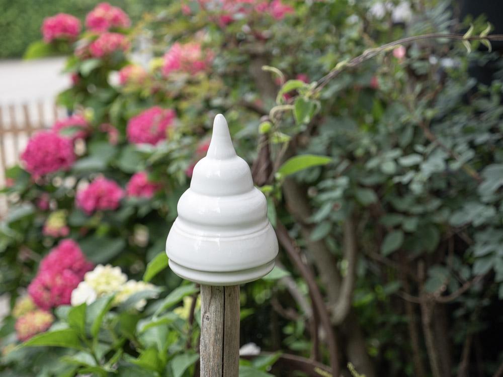 Handgefertigter Keramik - Gartenstecker / Keramik - Pfostenaufsatz – hellgrau, ca. 12 cm hoch - Keramikwerkstatt Johanna Brückner