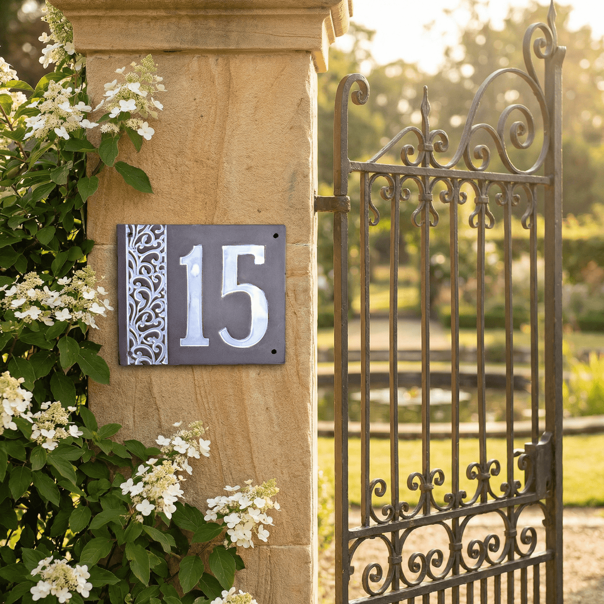 Handgefertigtes Hausnummernschild aus Keramik – Mit Straßennamen, individuell
