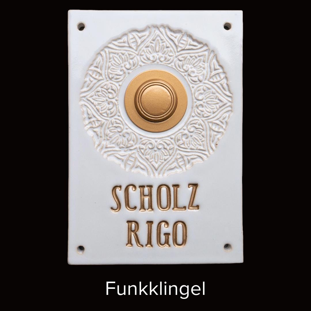 Handgefertigtes Keramik-Namensschild in weiß gold mit Funkklingel – Mandala-Design (ca. 19×28 cm)