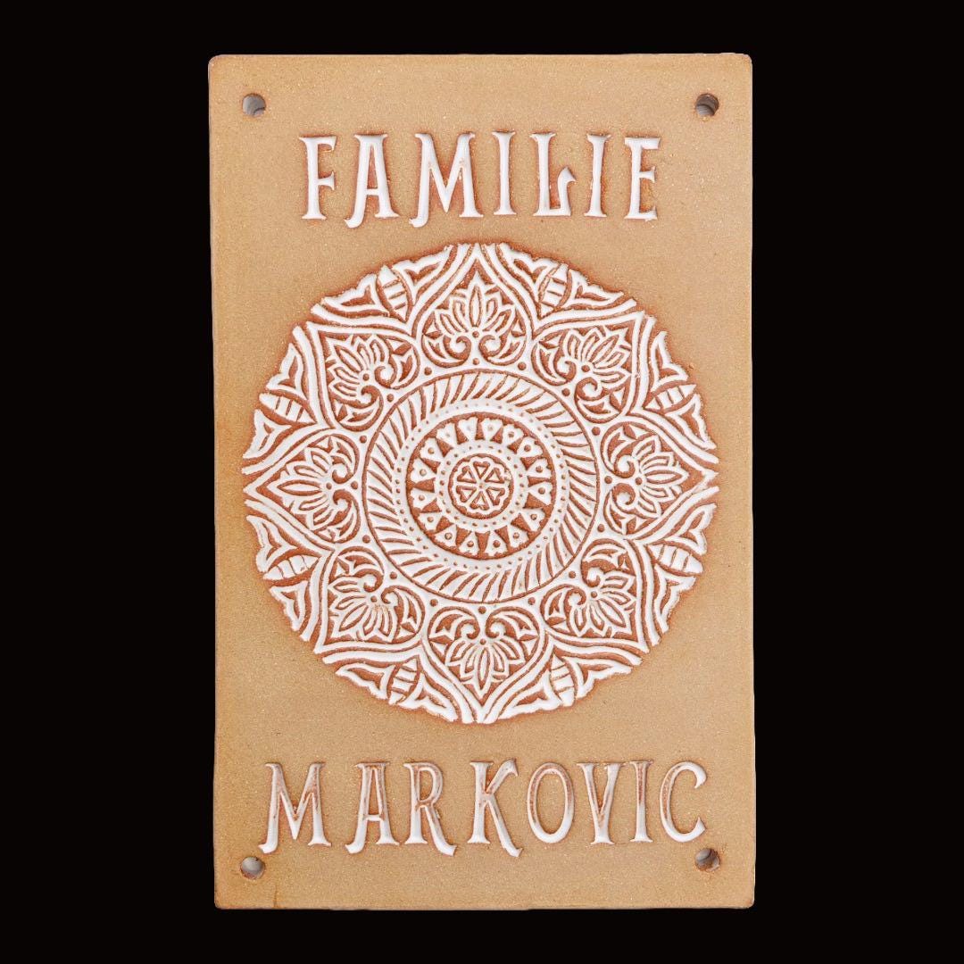 Handgefertigtes Keramik-Türschild mit Mandala & Namensgravur – Rechteckiges Namensschild ca B 16 x 20 cm - Keramikwerkstatt Johanna Brückner