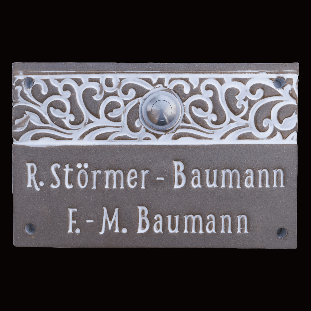 Zeitlos schlichtes Keramik-Türschild, handgefertigt und frostfest. Individuell mit Namen  – auf Wunsch mit Klingelknopf.