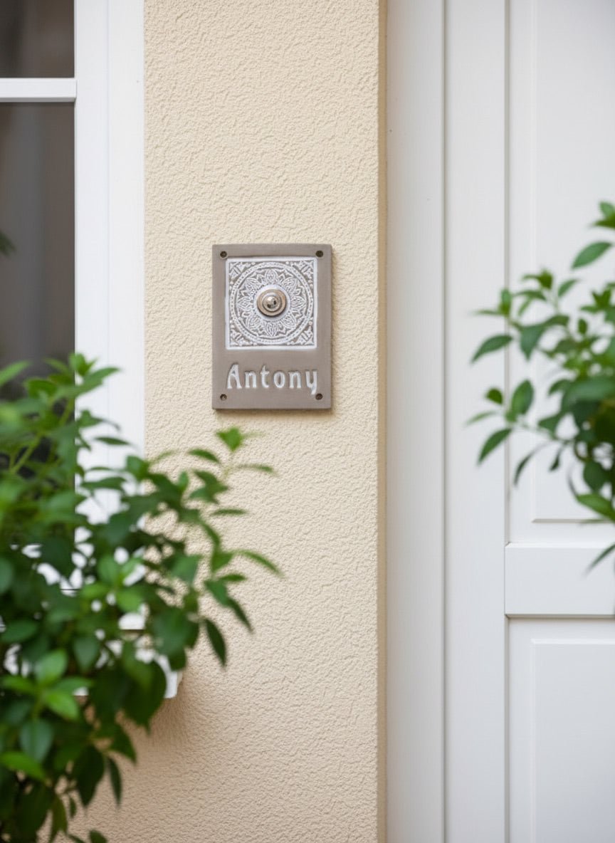 Handgefertigtes Keramik-Türschild mit schönem Stempeldekor in grau Weiß