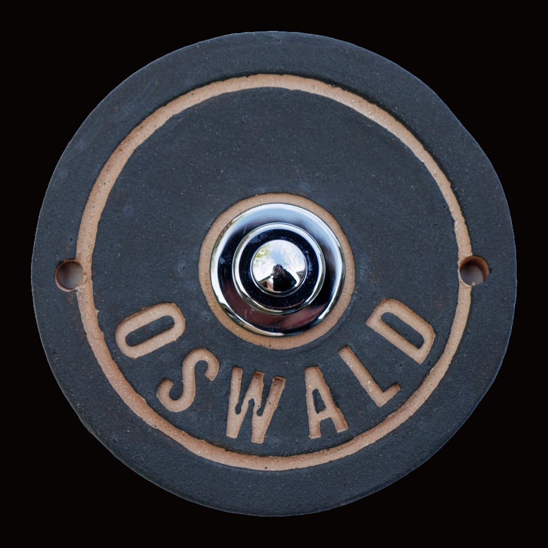 Klingelknopf rund mit graviertem Oswald Namensschild – Vintage Design in Schwarz für Hauseingang