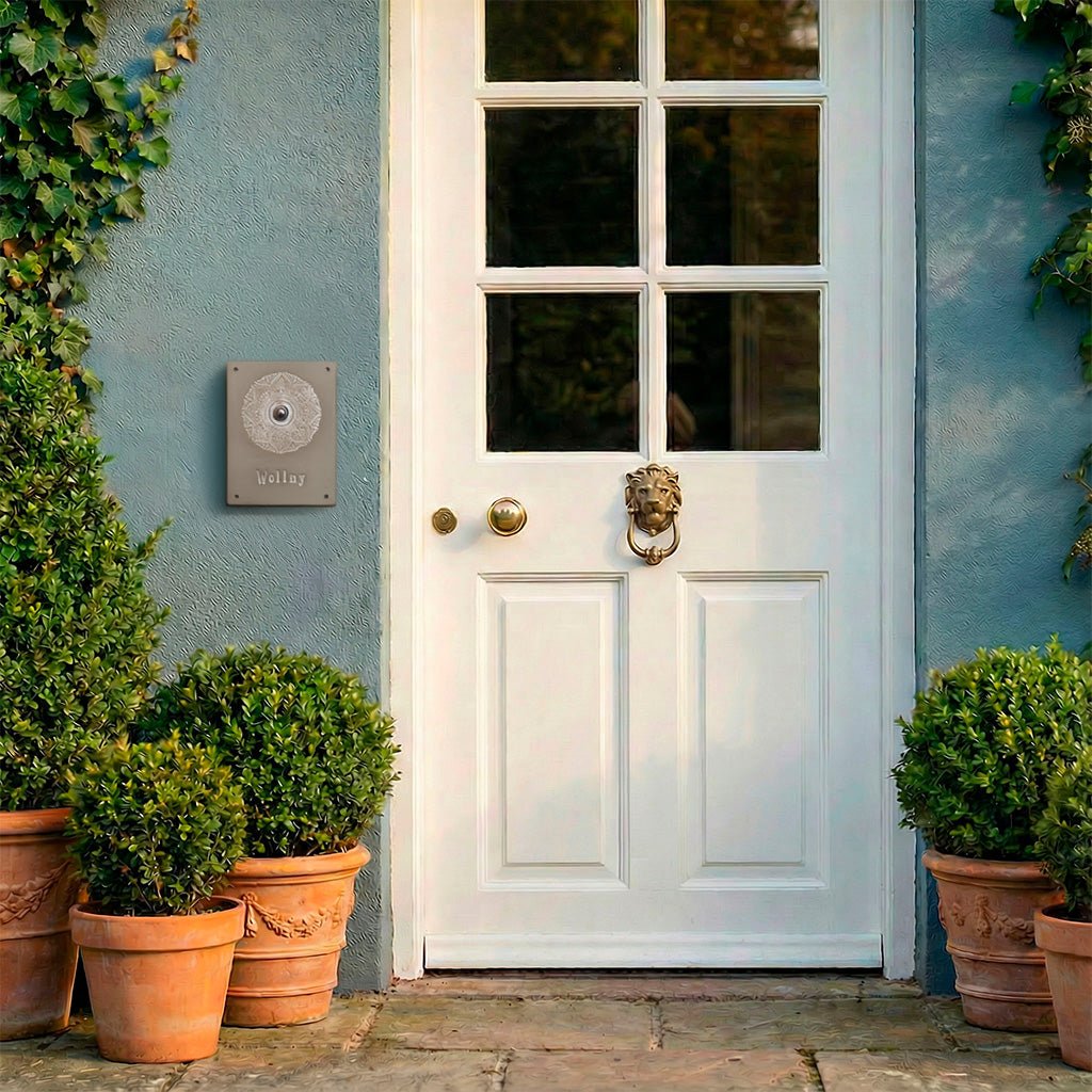 Handgefertigtes Namensschild aus grauer Keramik mit weißem Mandala Stempeldekor