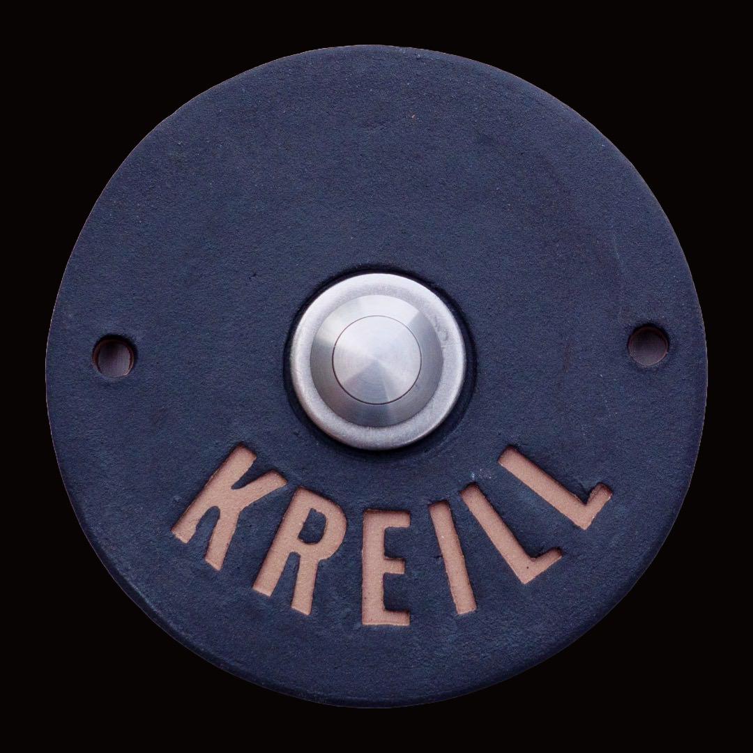 Handgefertigtes weißes Keramik-Klingelschild mit individueller Gravur, Schwarz/Beige, ca 13 cm