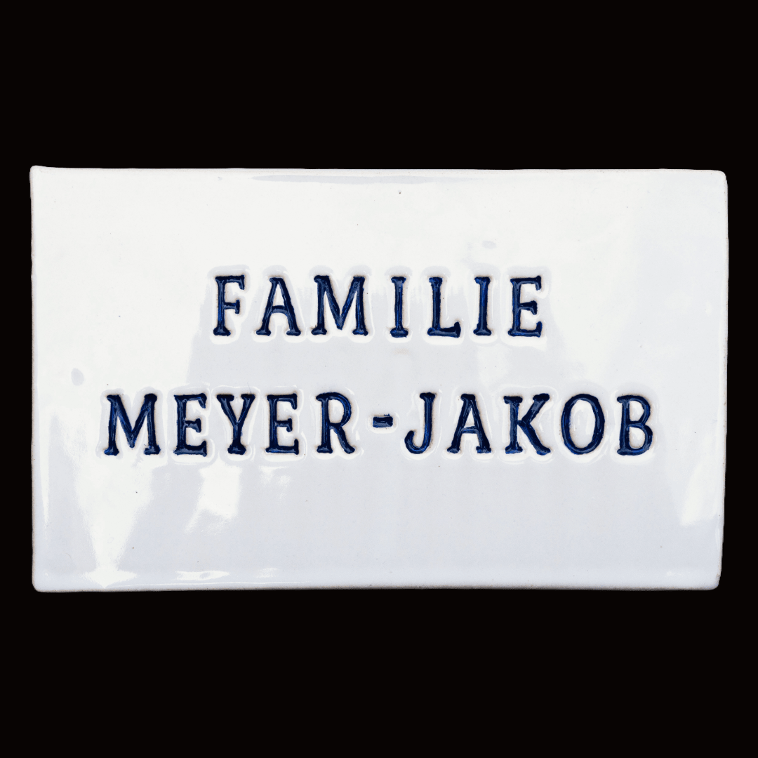 Weißes rechteckiges Keramik-Namensschild mit dunkelblauer Gravur Familie Meyer-Jakob