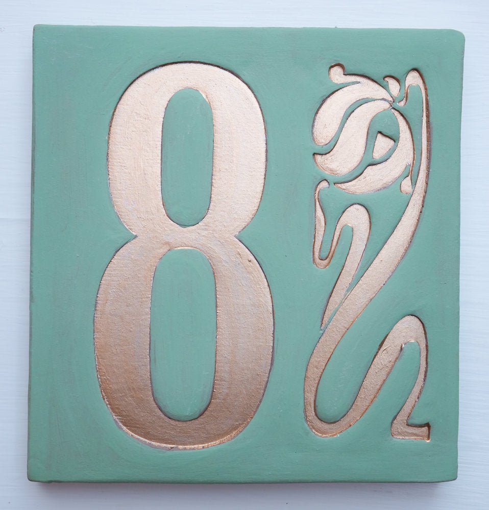 Handgemachte Hausnummer Tafel aus Keramik mit Tulpe – personalisierbar, wetterfest