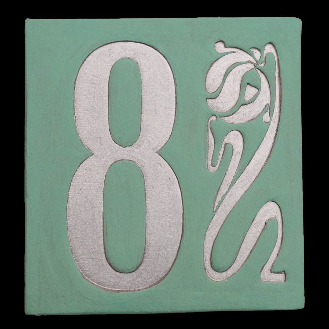 Handgemachte Hausnummer Tafel aus Keramik mit Tulpe – personalisierbar, wetterfest