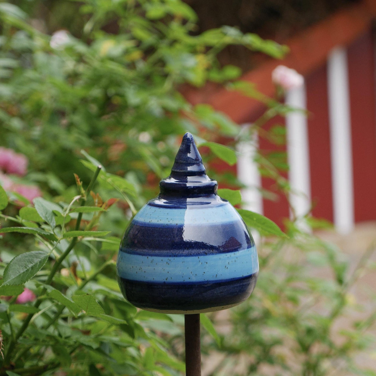 Handgemachter Keramik Beetstecker / Gartenspitze blau gestreift – ca. 12 cm hoch, Öffnung 5–6 cm - Keramikwerkstatt Johanna Brückner