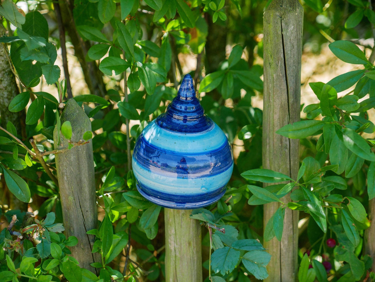 Handgemachter Keramik - Beetstecker / Pfostenhocker – Blau gestreift (ca. 12 cm, Öffnung 5–6 cm) - Keramikwerkstatt Johanna Brückner