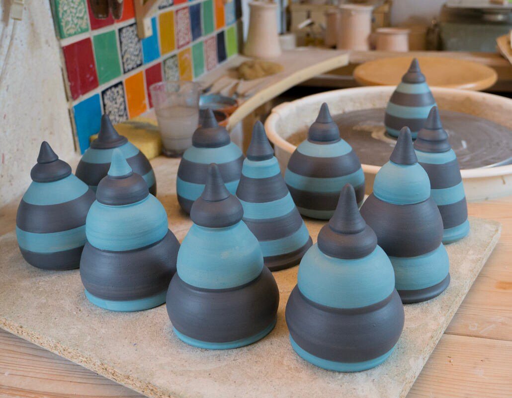 Handgemachter Keramik - Beetstecker / Pfostenhocker – Blau gestreift (ca. 12 cm, Öffnung 5–6 cm) - Keramikwerkstatt Johanna Brückner