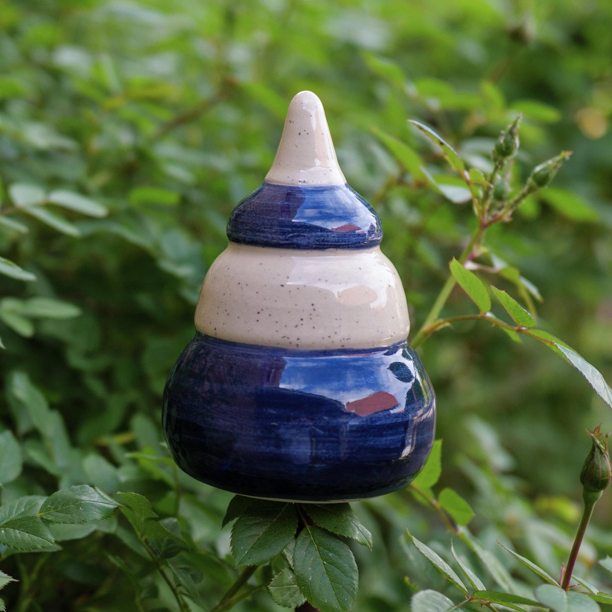 Handgemachter Keramik - Gartenstecker – Elegante blau gestreifte Gartenspitze, ca. 12 cm hoch - Keramikwerkstatt Johanna Brückner