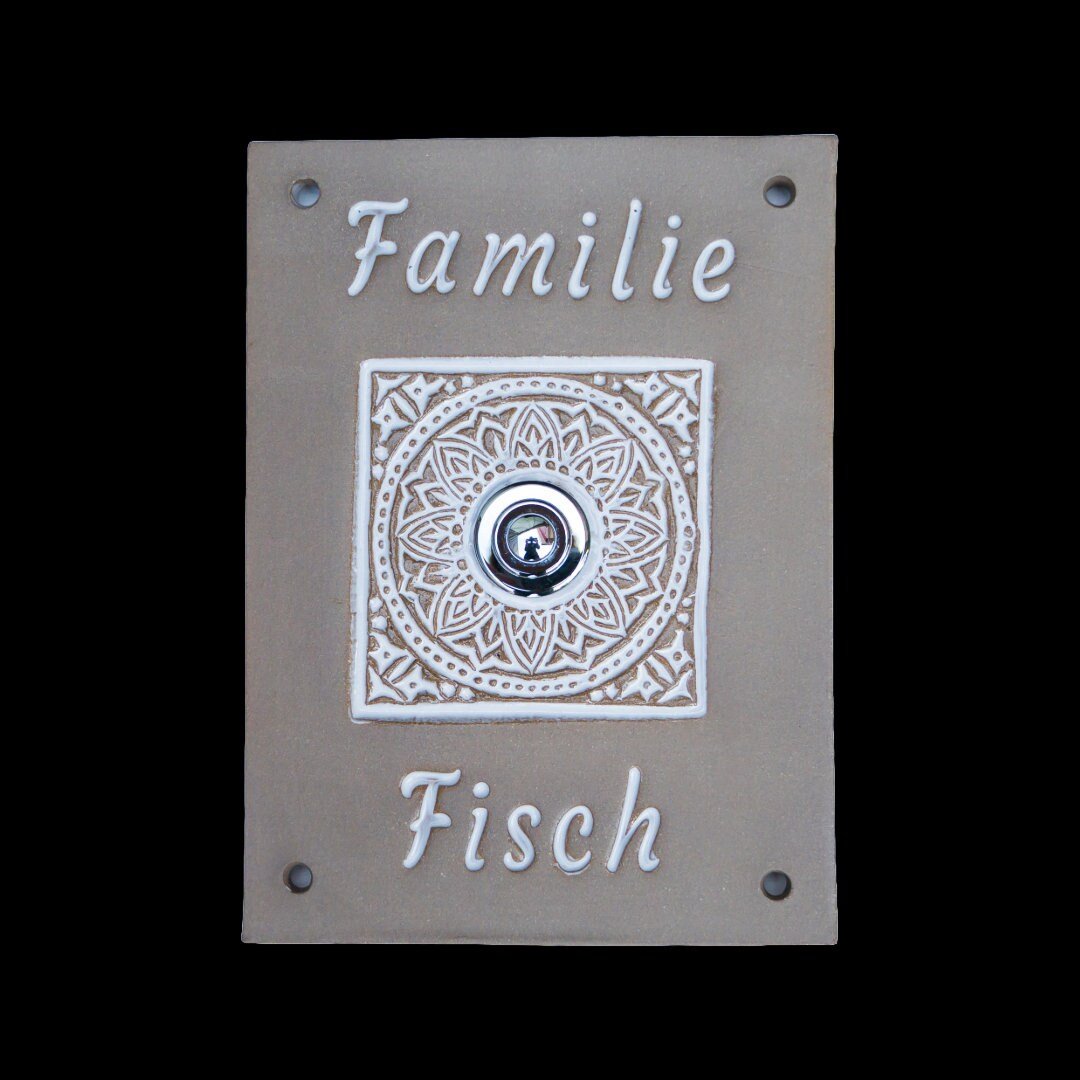 Rechteckige Keramik-Klingelplatte mit Mandala-Muster und silbernem Knopf, graviert mit dem Text Familie Fisch.