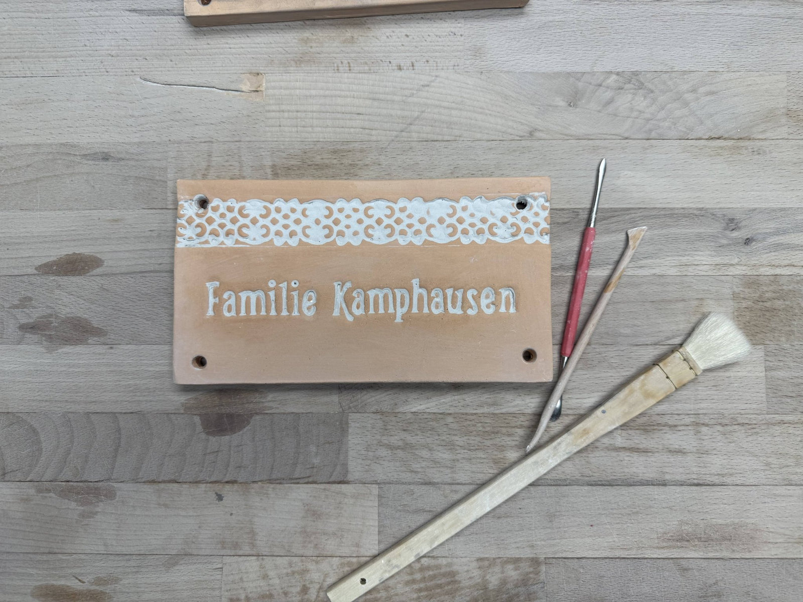 Handgemachtes Türschild aus Keramik – Namensschild mit ornament Borte