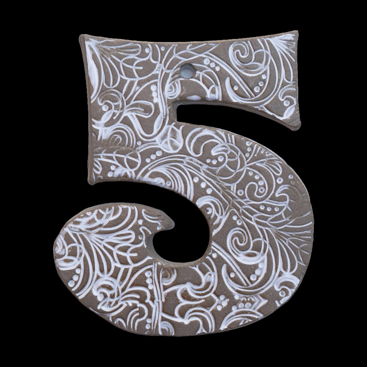 Handgefertigte Keramik-Hausnummer „5“ aus Naturton mit filigranen weißen Blumen- und Wirbelmustern