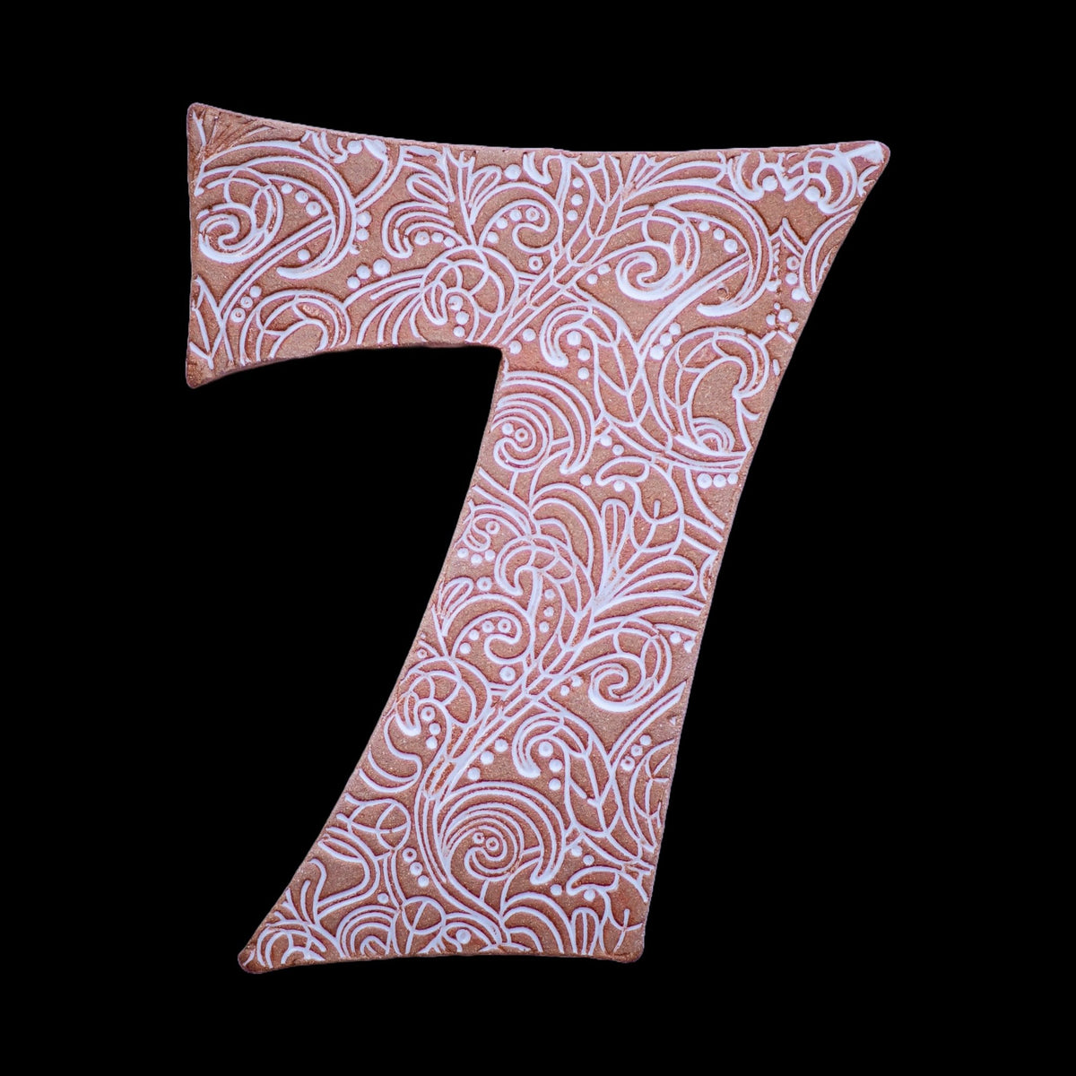 Handgefertigte Keramik-Hausnummer „7“ mit kunstvollem weißen Muster auf terrakottafarbenem Hintergrund.