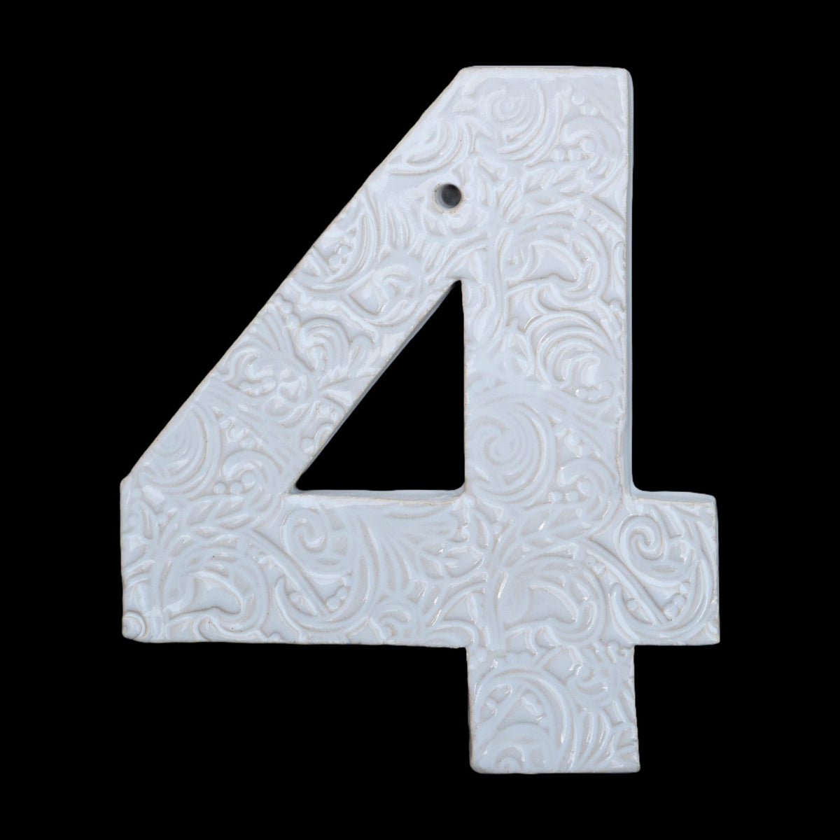 Handgefertigte Keramik-Hausnummer „4“ mit kunstvollem Muster auf weißem Hintergrund.
