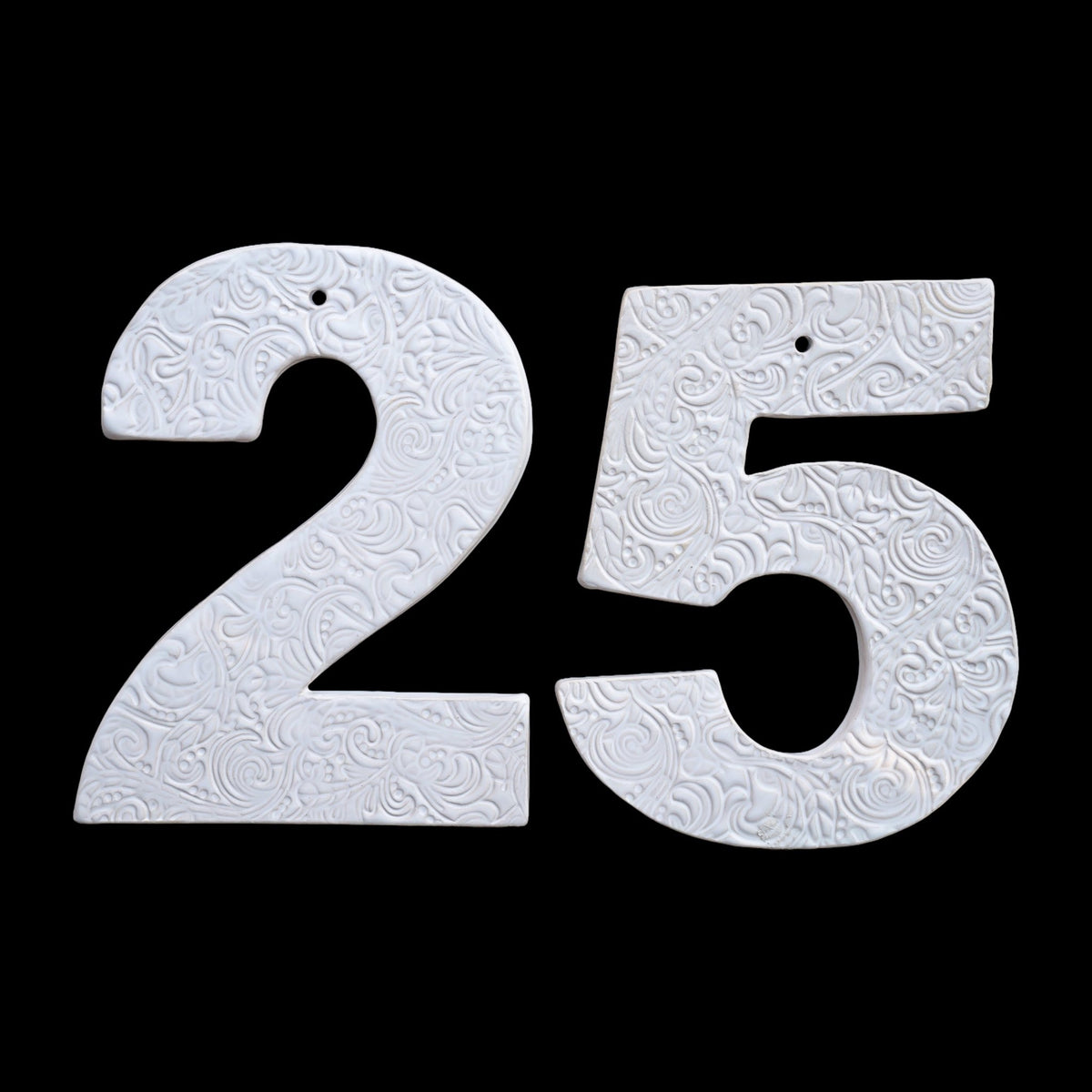 Set aus handgefertigten Keramik-Hausnummern „2“ und „5“ in Weiß mit geprägten dekorativen Wirbelmustern.