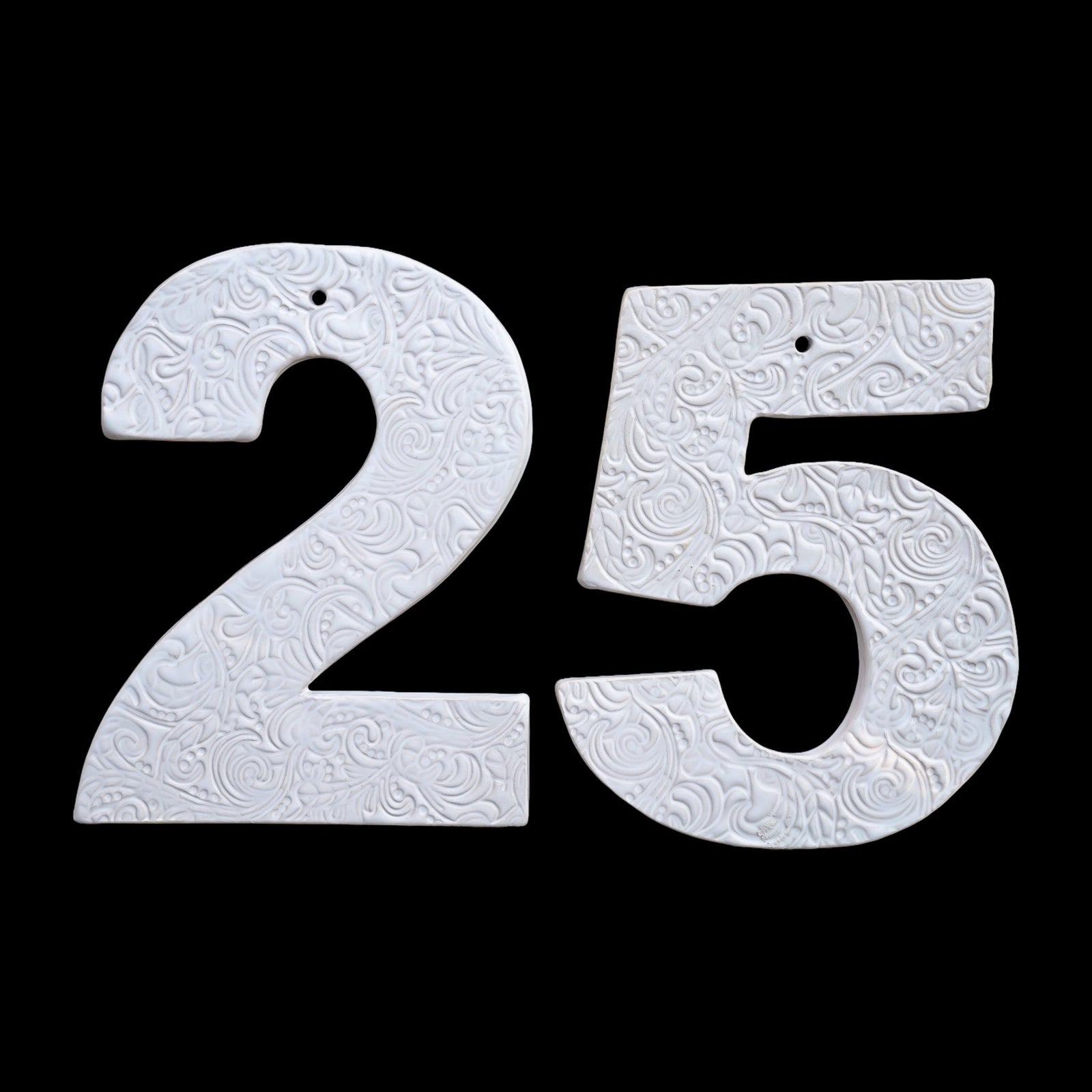 Set aus handgefertigten Keramik-Hausnummern „2“ und „5“ in Weiß mit geprägten dekorativen Wirbelmustern.