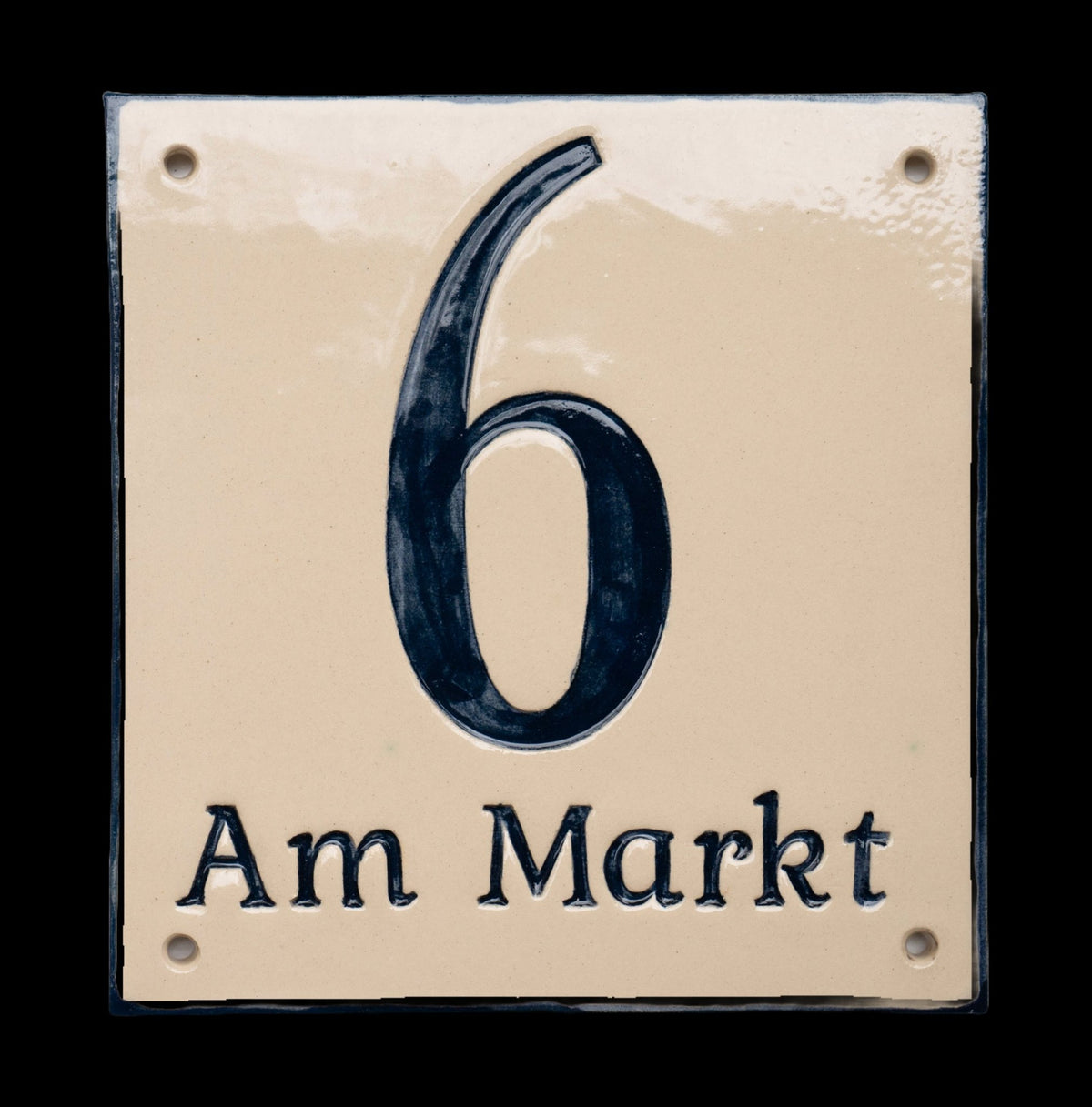 Handgefertigtes Keramik-Hausnummernschild in Beige mit der Zahl 6 und der Aufschrift Am Markt in dunkler Schrift. Eine stilvolle und langlebige Möglichkeit, Ihrem Eingangsbereich Individualität und Charme zu verleihen.