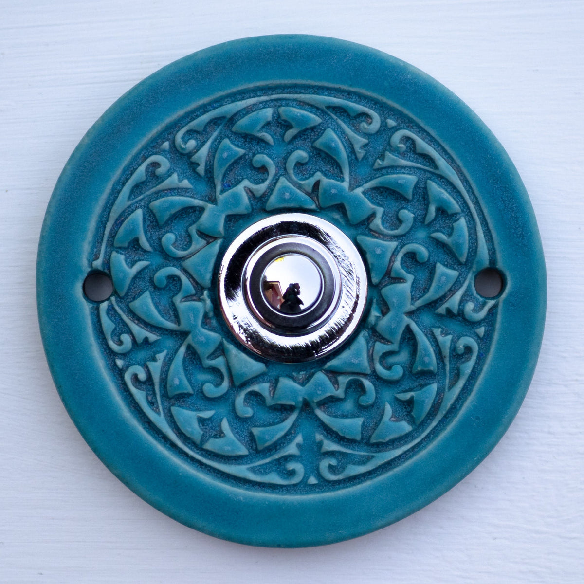 Runde Keramik-Türklingelabdeckung in Reinblau mit verziertem Blumenmuster – handgefertigte dekorative Wandplatte für den Hauseingang