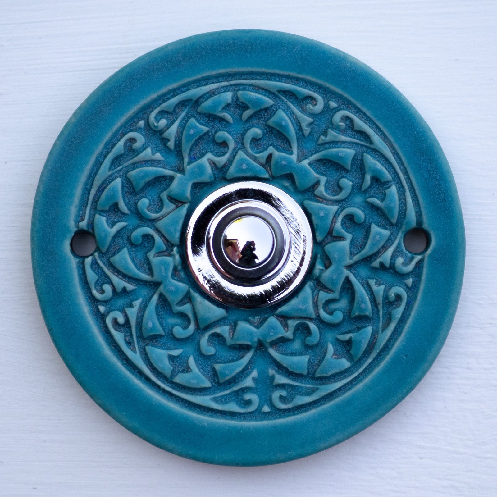Runde Keramik-Türklingelabdeckung in Reinblau mit verziertem Blumenmuster – handgefertigte dekorative Wandplatte für den Hauseingang