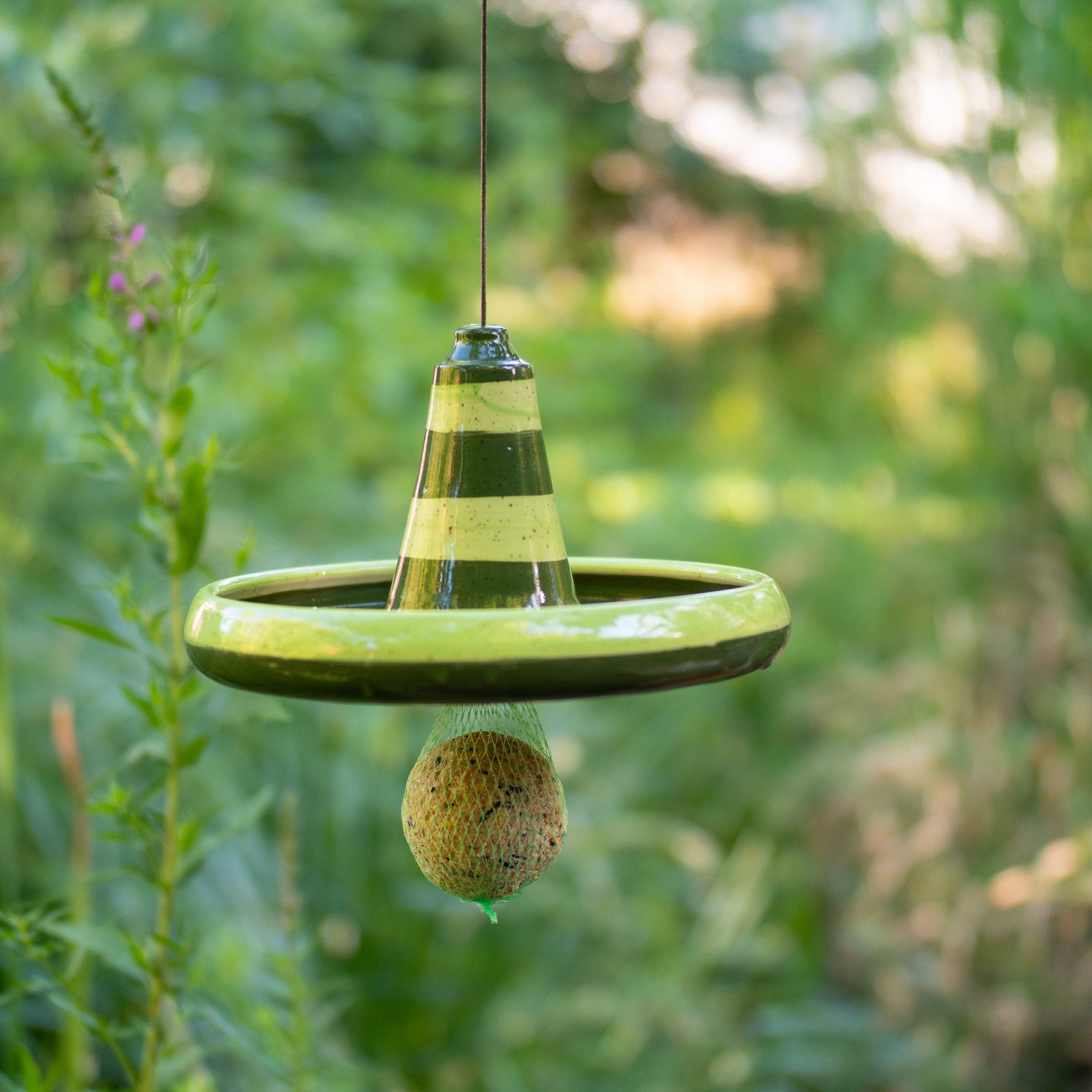 Handgefertigte hängende Keramik-Vogeltränke oder Futterschale mit grünem Streifendesign. Wetterbeständig und ideal für Garten, Balkon oder Terrasse.