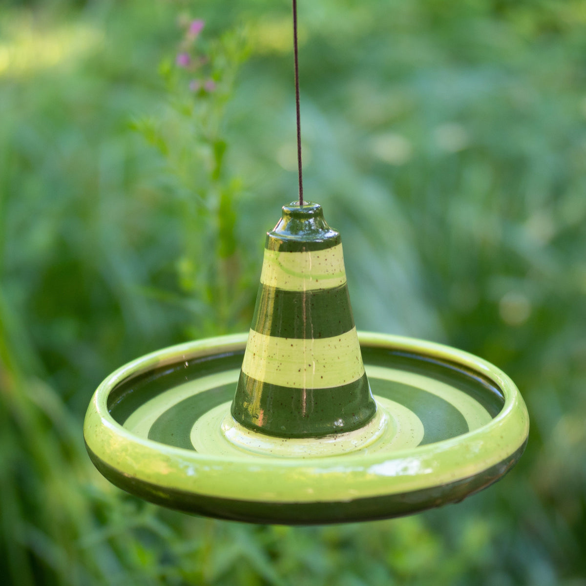 Handgefertigte hängende Keramik-Vogeltränke oder Futterschale mit grünem Streifendesign. Wetterbeständig und ideal für Garten, Balkon oder Terrasse.
