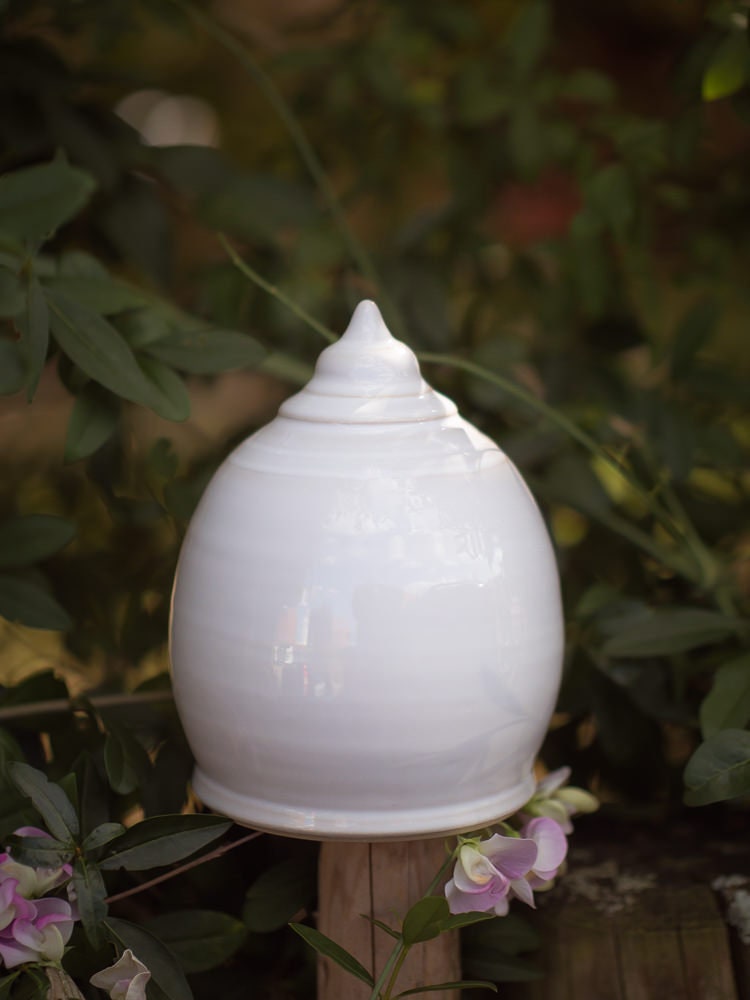 Keramik-Gartenstecker in Weiß mit gewölbter Kuppelform und feiner Spitze
