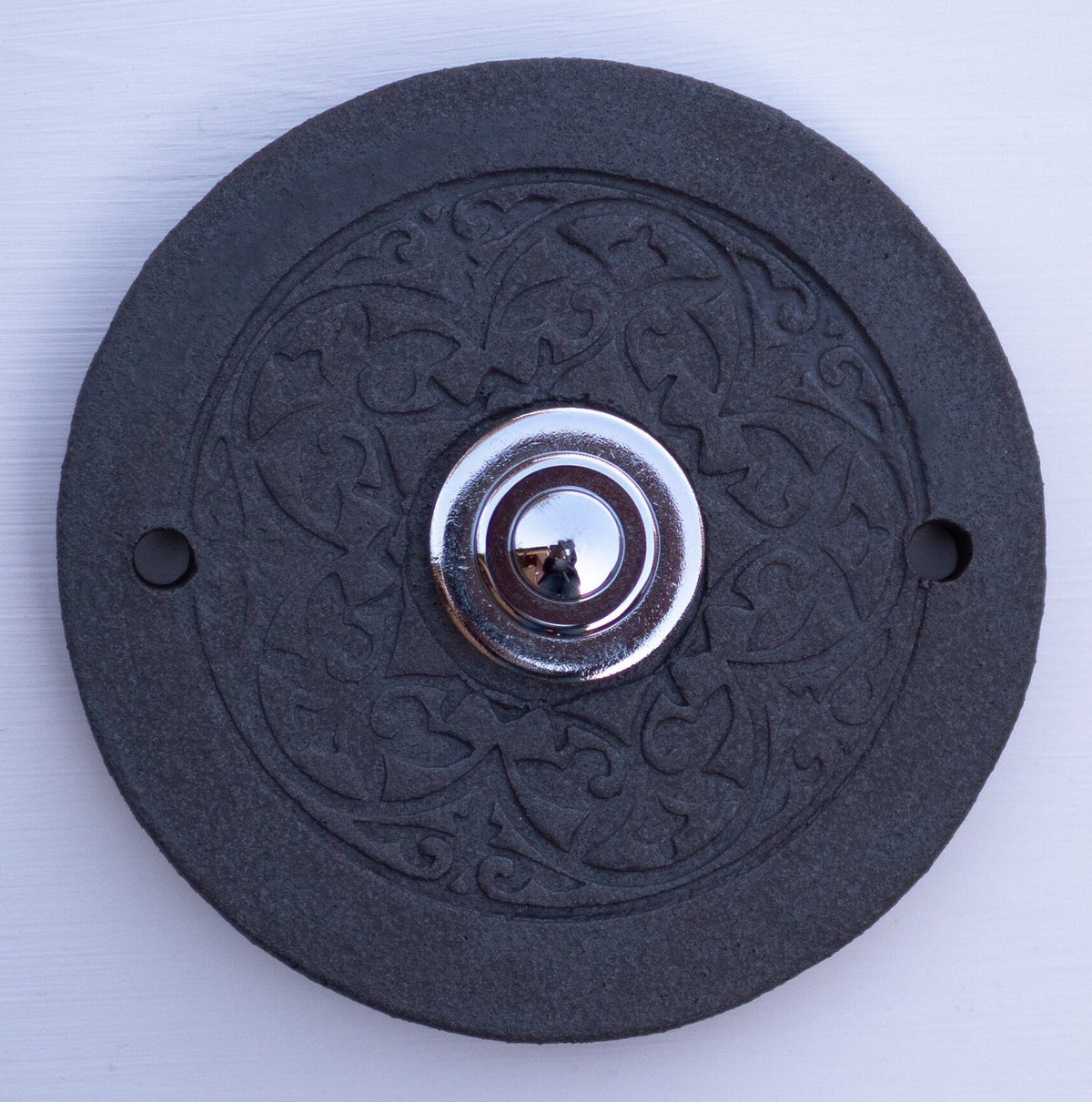 Runde schwarze Keramik-Türklingelabdeckung in Rein-Schwarz mit ornamentalem Muster – handgefertigte dekorative Wandplatte für den Hauseingang