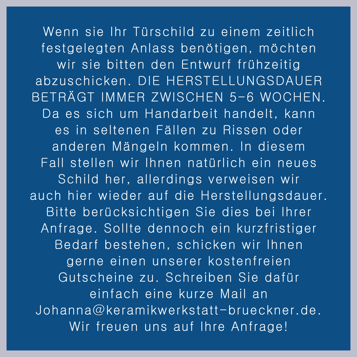 Handgefertigtes weißes Keramik-Klingelschild mit individueller Gravur, Schwarz/Beige, ca 13 cm