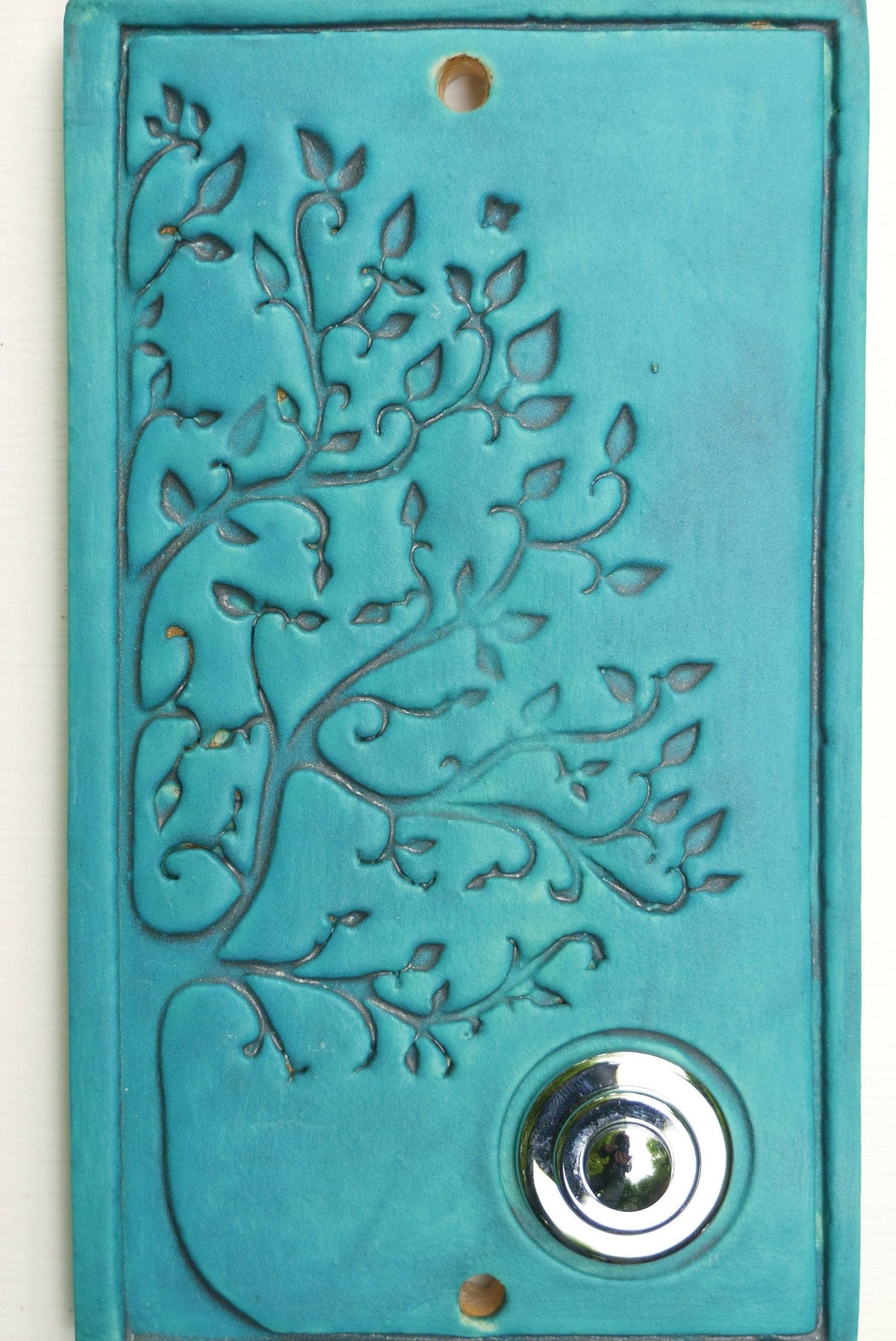 Blaue Keramik-Türklingelabdeckung mit Lebensbaum-Motiv – handgefertigte rustikale Wandplatte für den Hauseingang