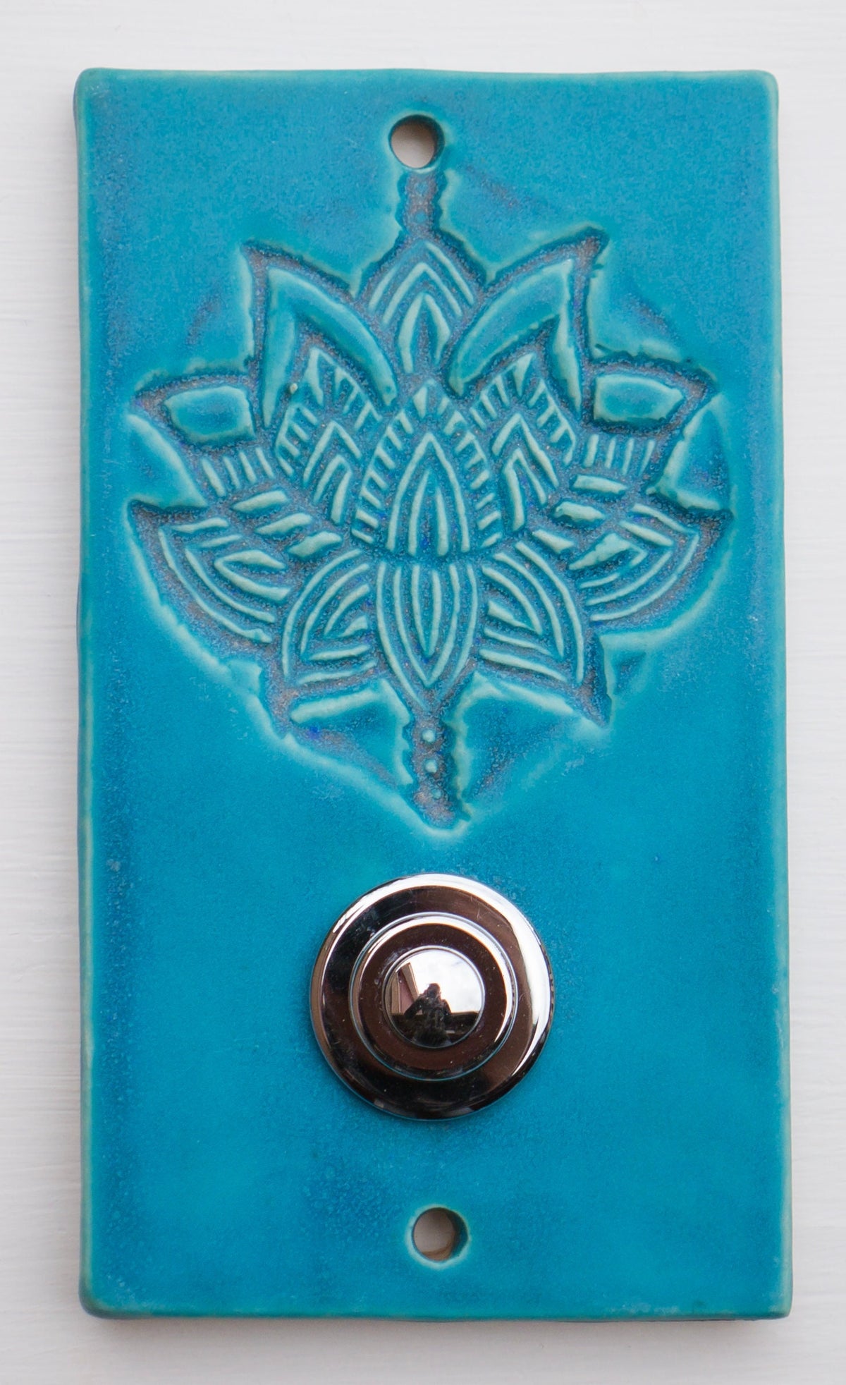 Rechteckige blaue Keramik-Klingelplatte mit geprägtem Lotus-Blumenmuster und poliertem Chromknopf